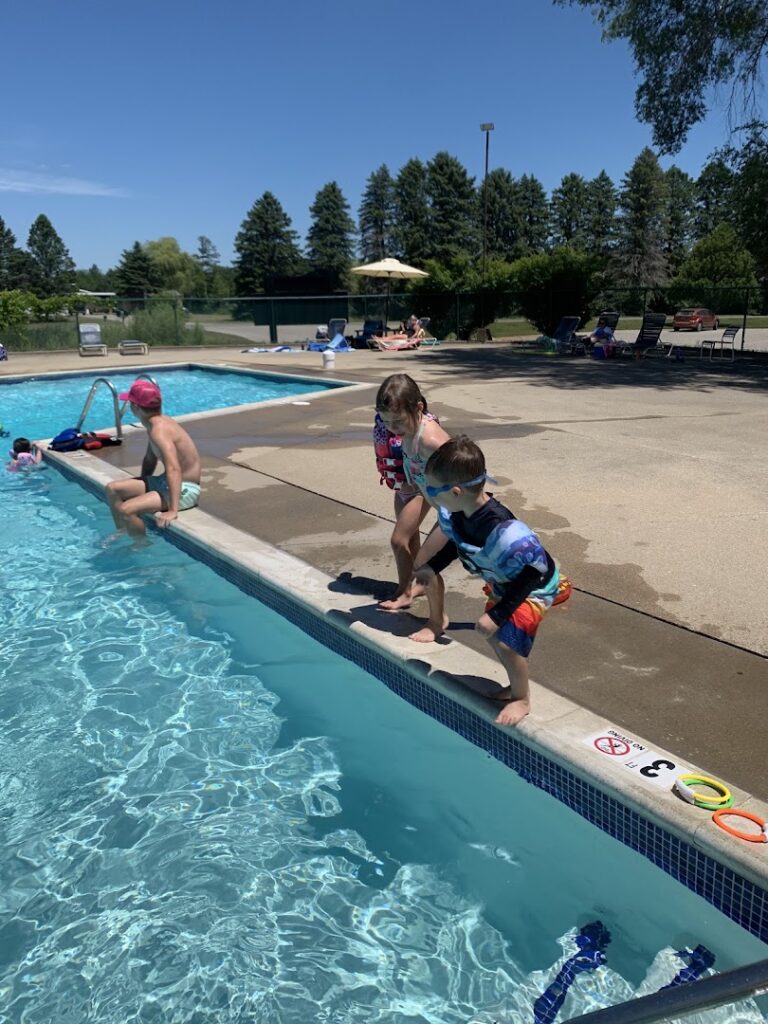 Canadian Lakes Outdoor Pool